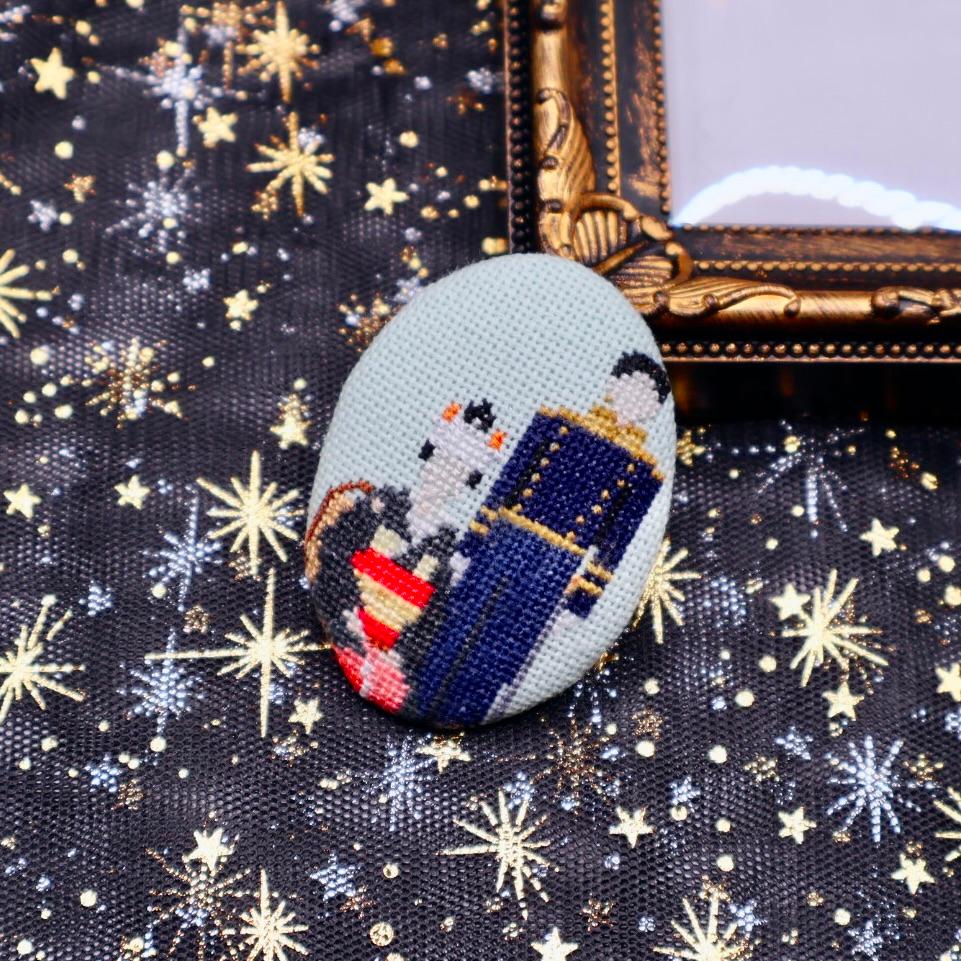 昭和時代　結婚記念写真　ブローチ　クロスステッチ刺繍 | 2枚目